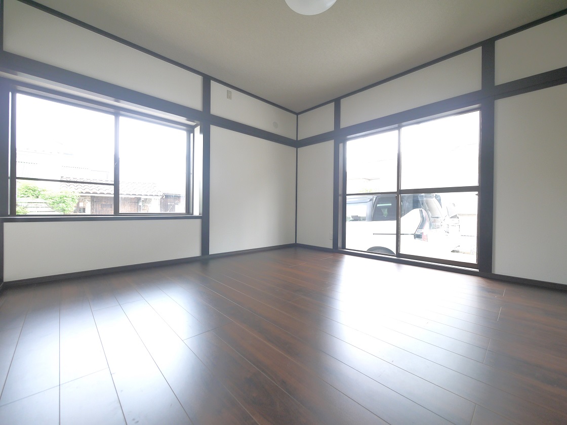 リビング隣の8帖の洋室は、趣ある安らぎ空間。来訪時や家事スペースとしても重宝します