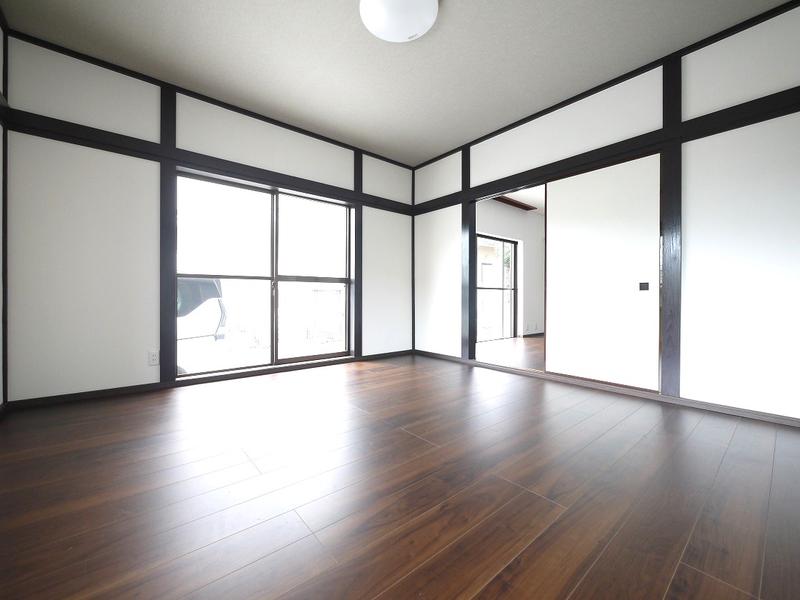 2WAYに使える8帖の洋室。仕切りを開ければリビングと一体に。閉じれば独立した洋室に。お客様の宿泊にも対応できる頼もしい空間です。