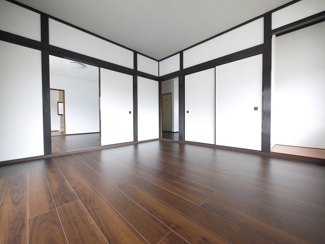 仕切りを開けると家族団らんの開放的空間。閉めれば固有のスペースが作れます