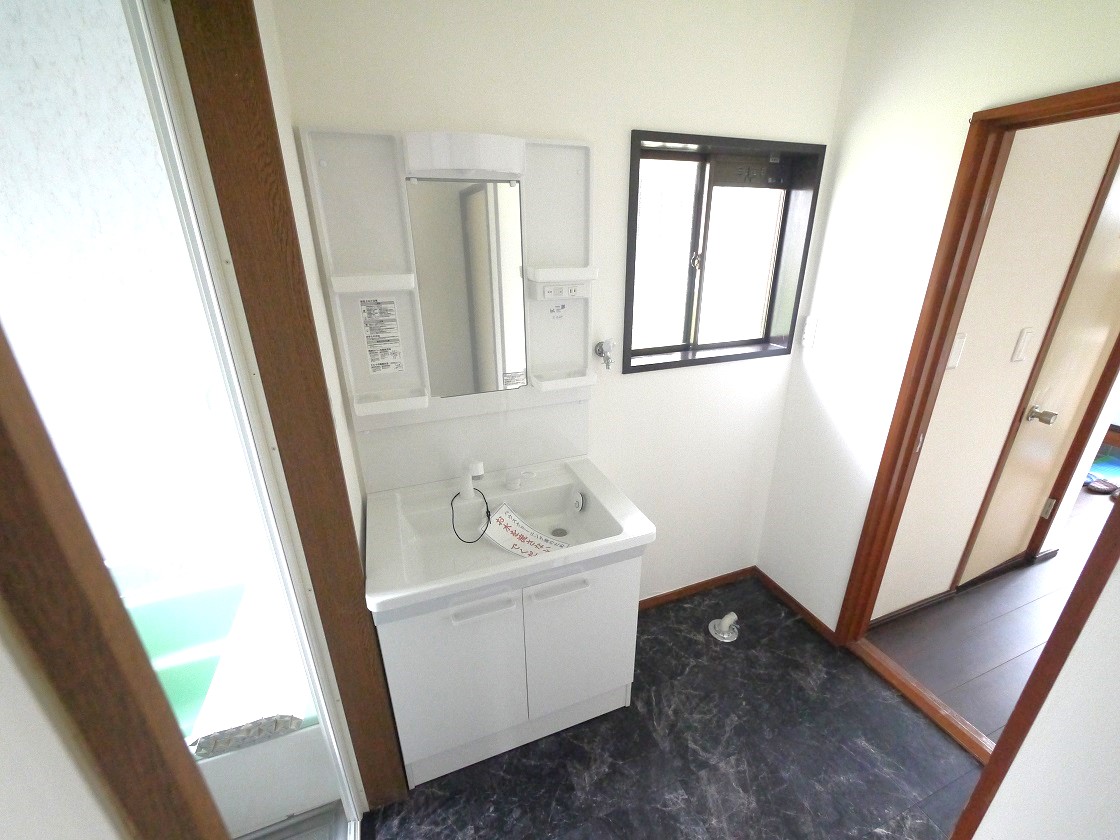 暮らしを快適に変えるシャワー付洗面台です