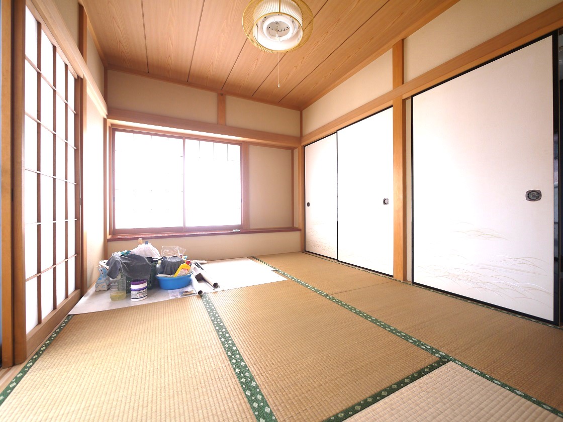採光の良い6帖の和室はのんびりと寛げる空間