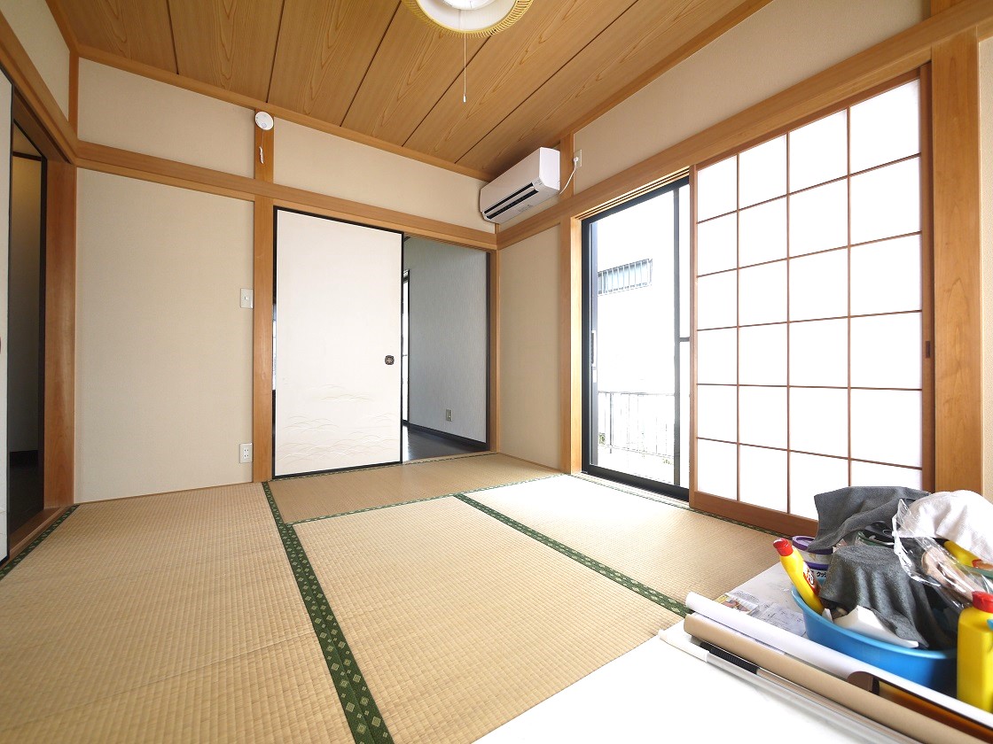 2WAYに使える和室。ふすまを開ければリビングと一体に。閉じれば独立した和室に。お客様の宿泊にも対応できる頼もしい空間です。