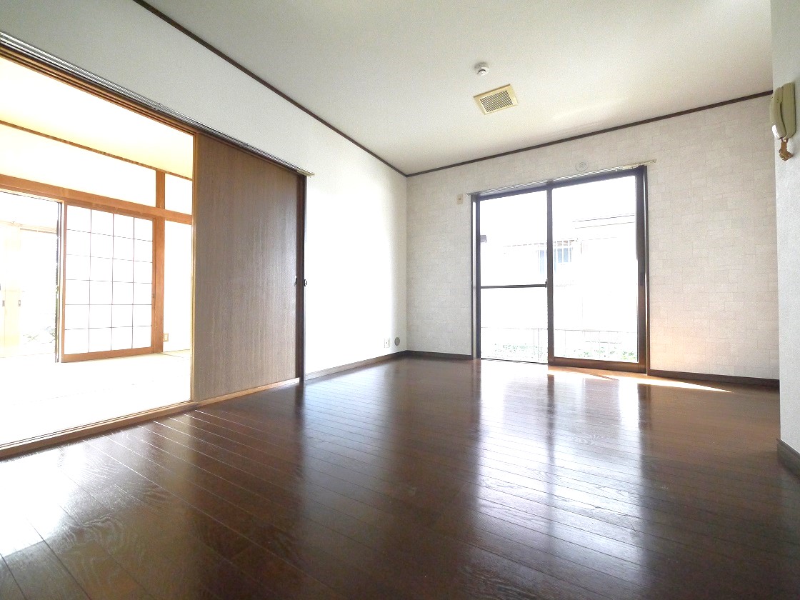 南からの陽光で、リビングが陽だまりの暖かさ、さらに爽やかな風も満喫
