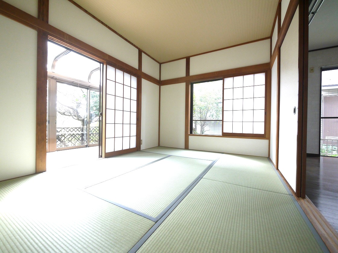採光の良い6帖の和室はのんびりと寛げる空間です
