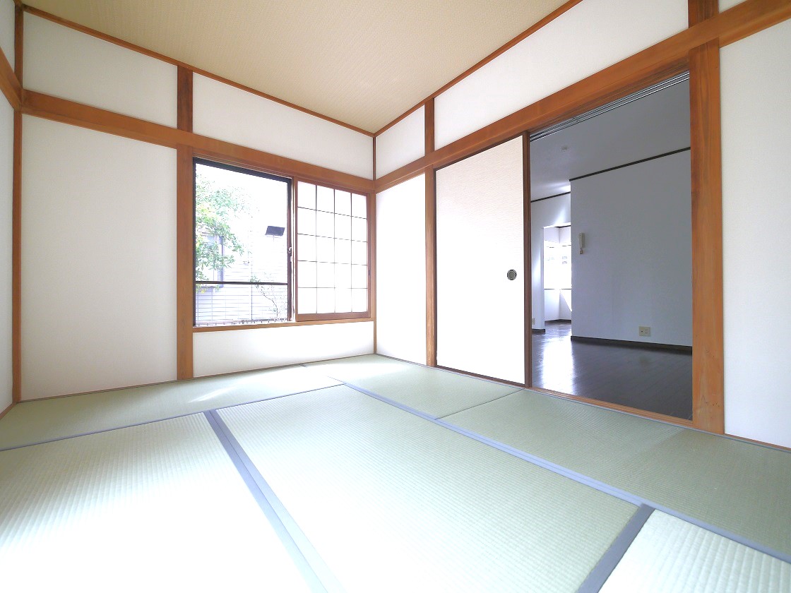 2WAYに使える和室。ふすまを開ければリビングと一体に。閉じれば独立した和室に。お客様の宿泊にも対応できる頼もしい空間です。