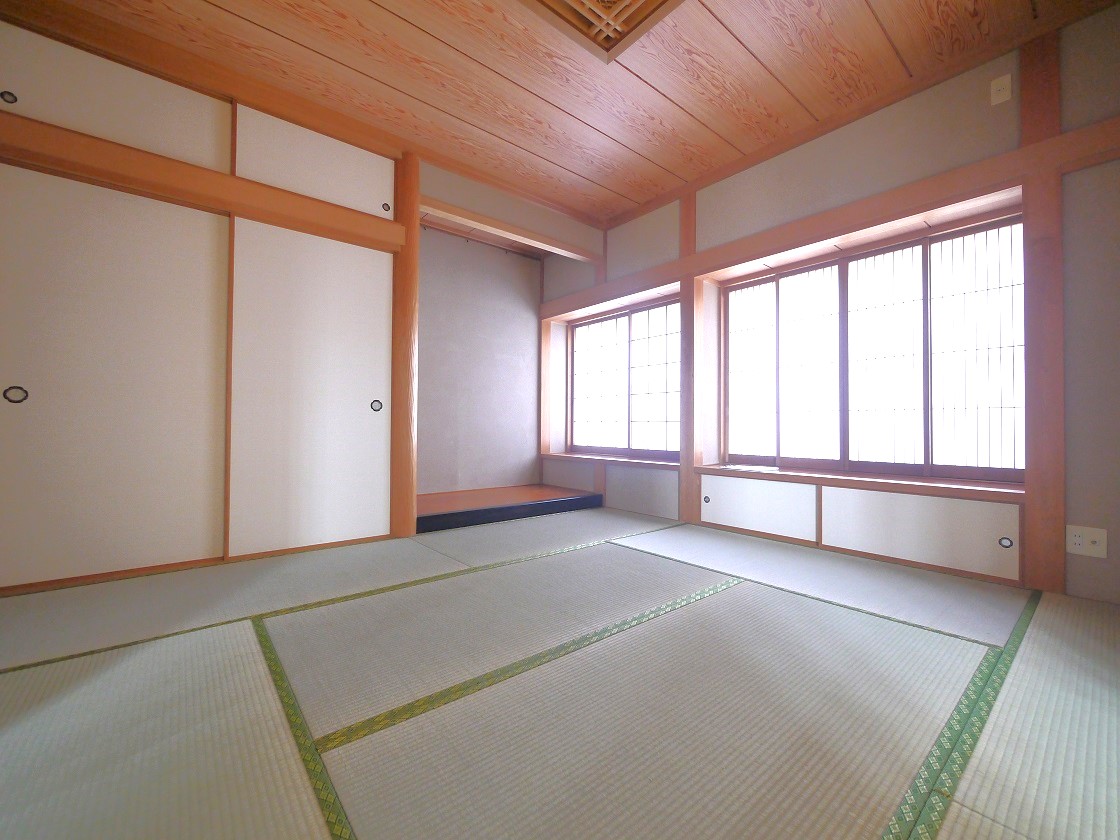 床の間付きの情緒漂う和室8帖です