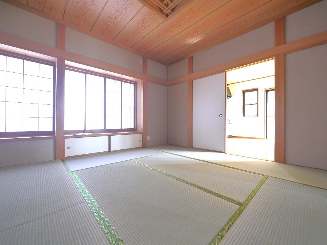 2WAYに使える和室。ふすまを開ければリビングと一体に。閉じれば独立した8帖の和室に。お客様の宿泊にも対応できる頼もしい空間です。