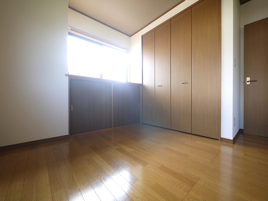 2F洋室5帖です