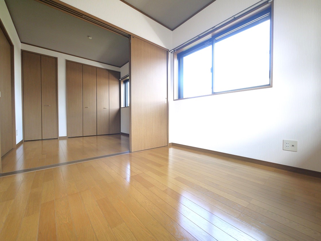 2F洋室5帖です