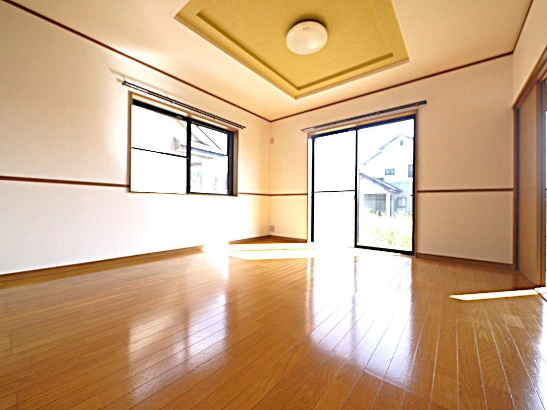 明るい陽差しが降り注ぐリビング ゆとりあふれる室内空間が心地よい暮らしを実現