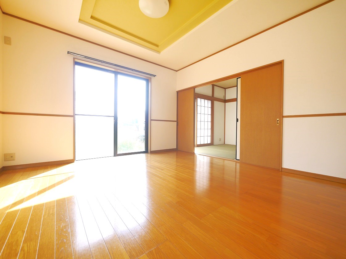 隣り合う和室を開放すれば、ひときわ広々とした空間になるリビングダイニング。