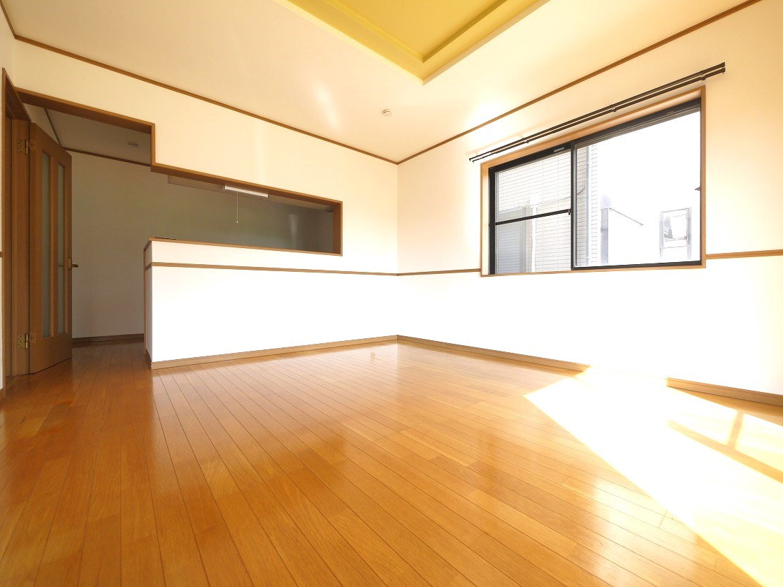 南からの陽光で、リビングが陽だまりの暖かさ、さらに爽やかな風も満喫