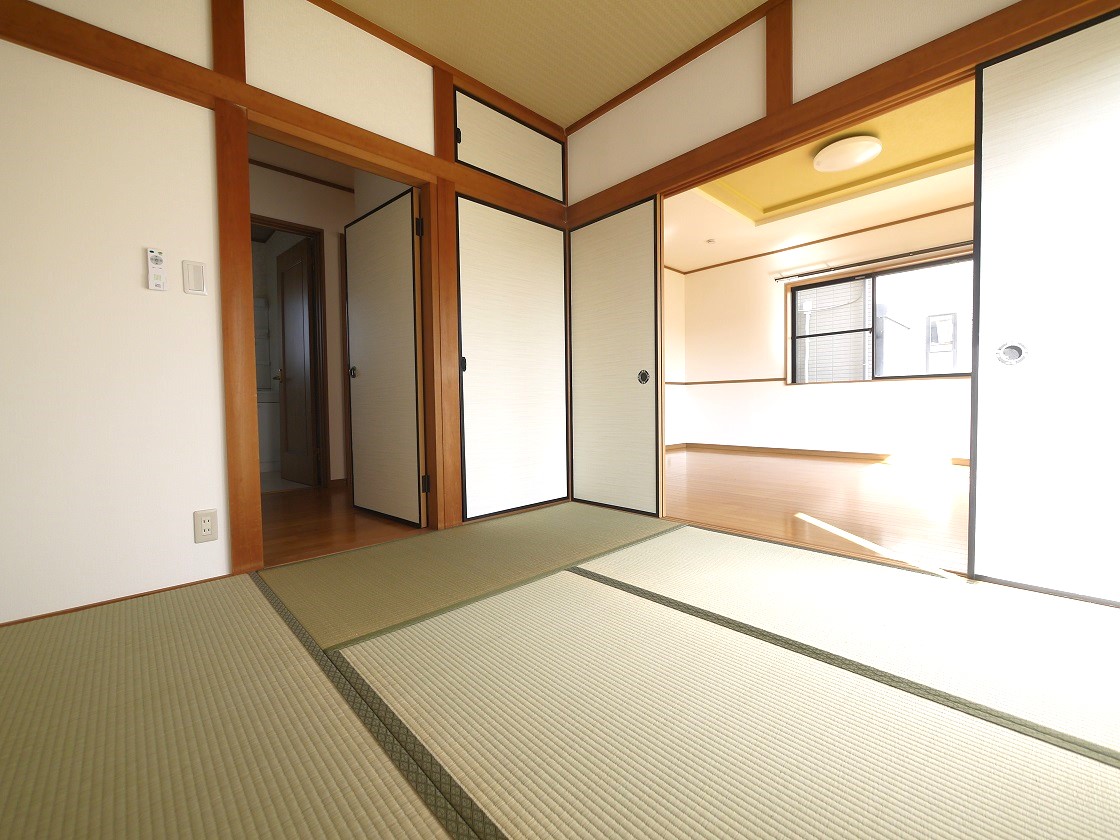 2WAYに使える和室。ふすまを開ければリビングと一体に。閉じれば独立した4.5帖の和室に。お客様の宿泊にも対応できる頼もしい空間です。