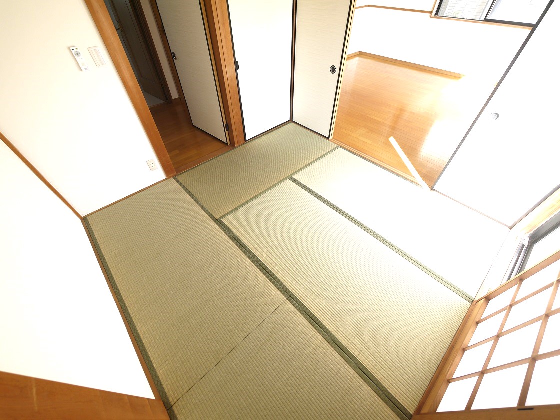 リビング隣の和室は、趣ある安らぎ空間。来訪時や家事スペースとしても重宝します