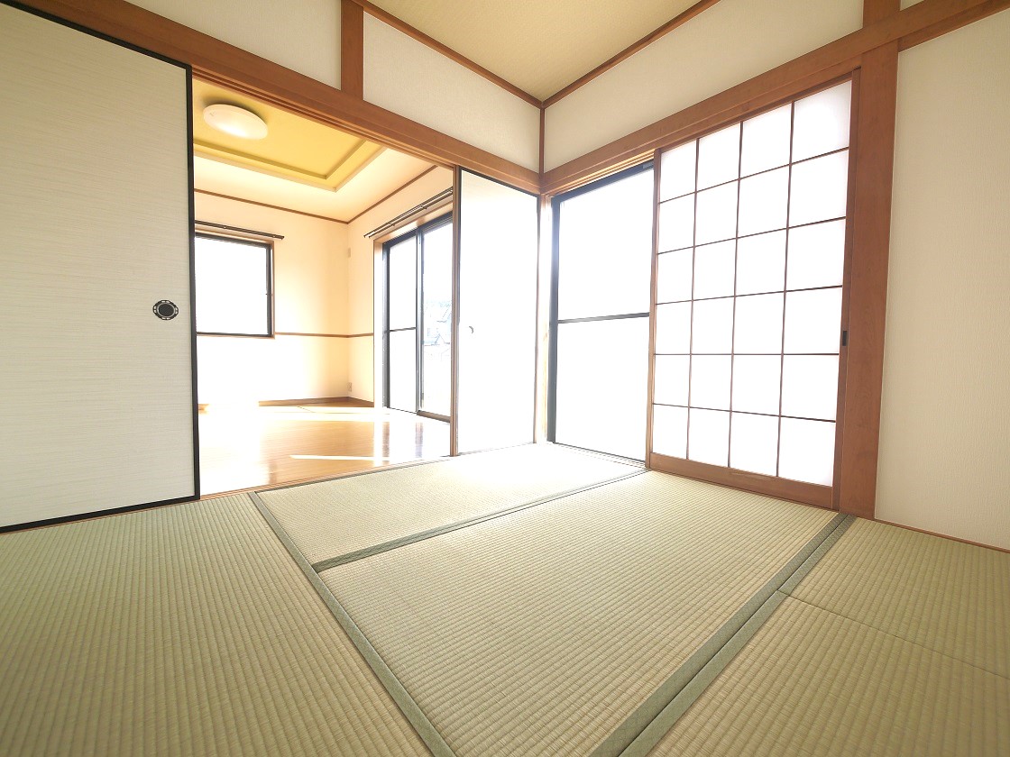 仕切りを開けると家族団らんの開放的空間。閉めれば固有のスペースが作れます