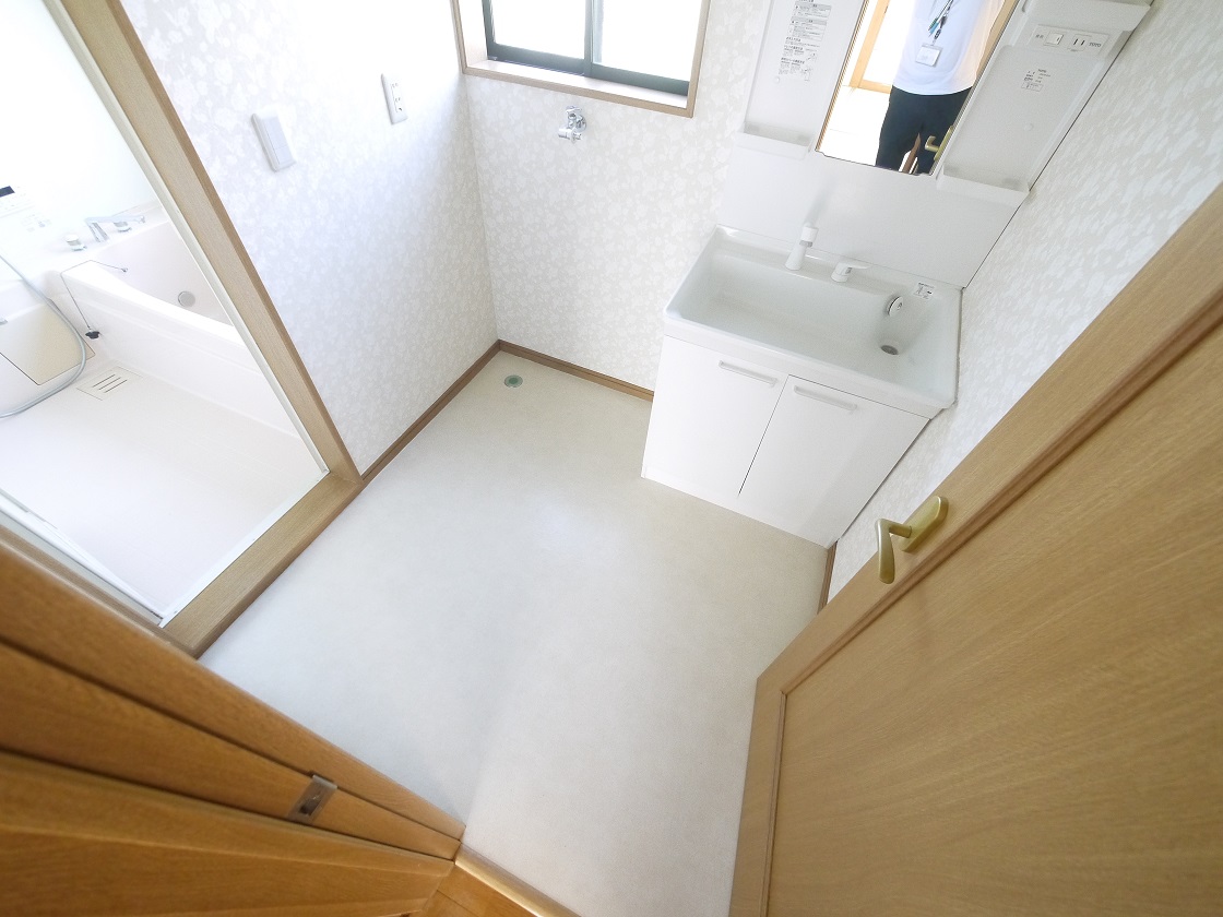 ご家族揃って身支度可能なゆとりの洗面室