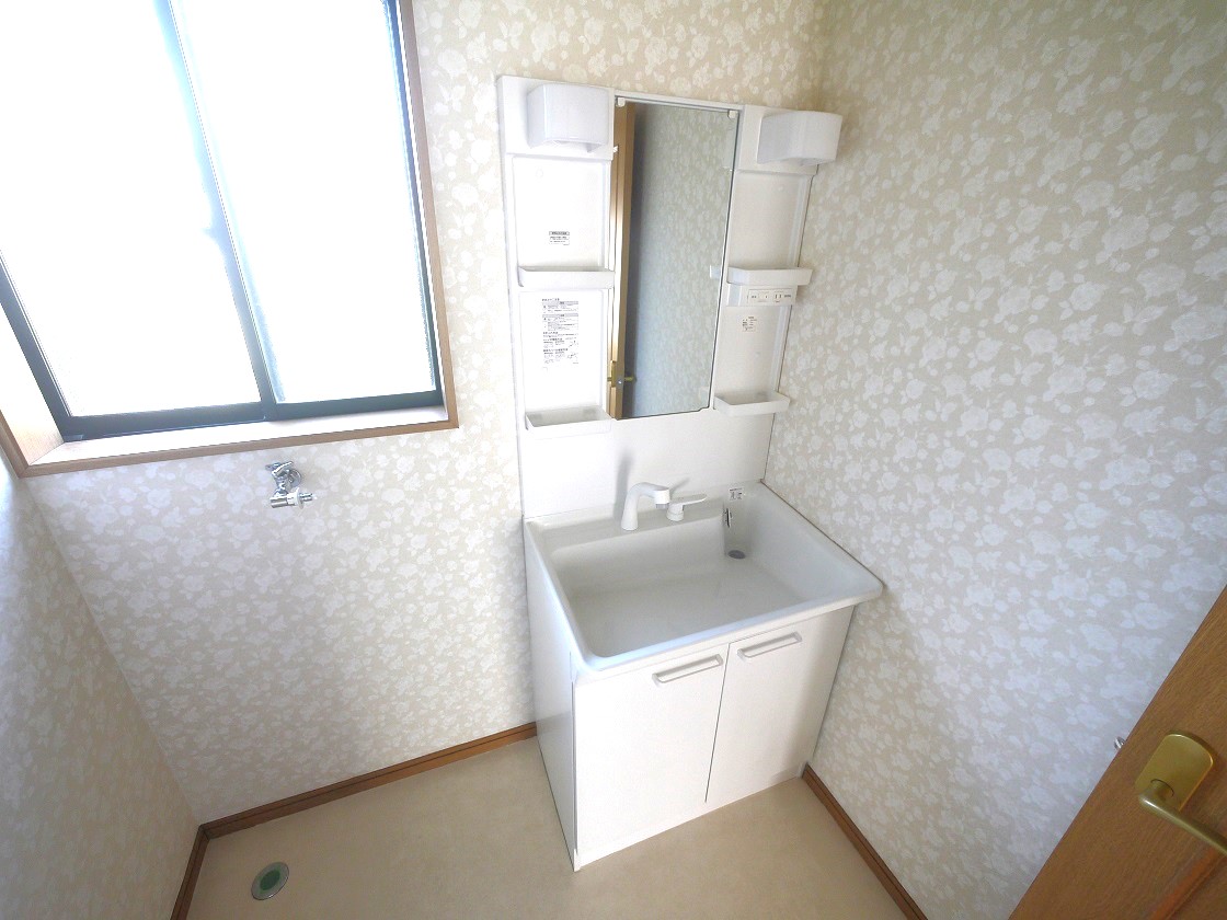 暮らしを快適に変えるシャワー付洗面台です