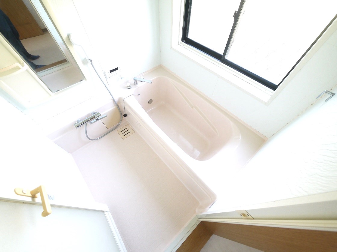 一日の疲れを癒す浴室は広々1坪以上