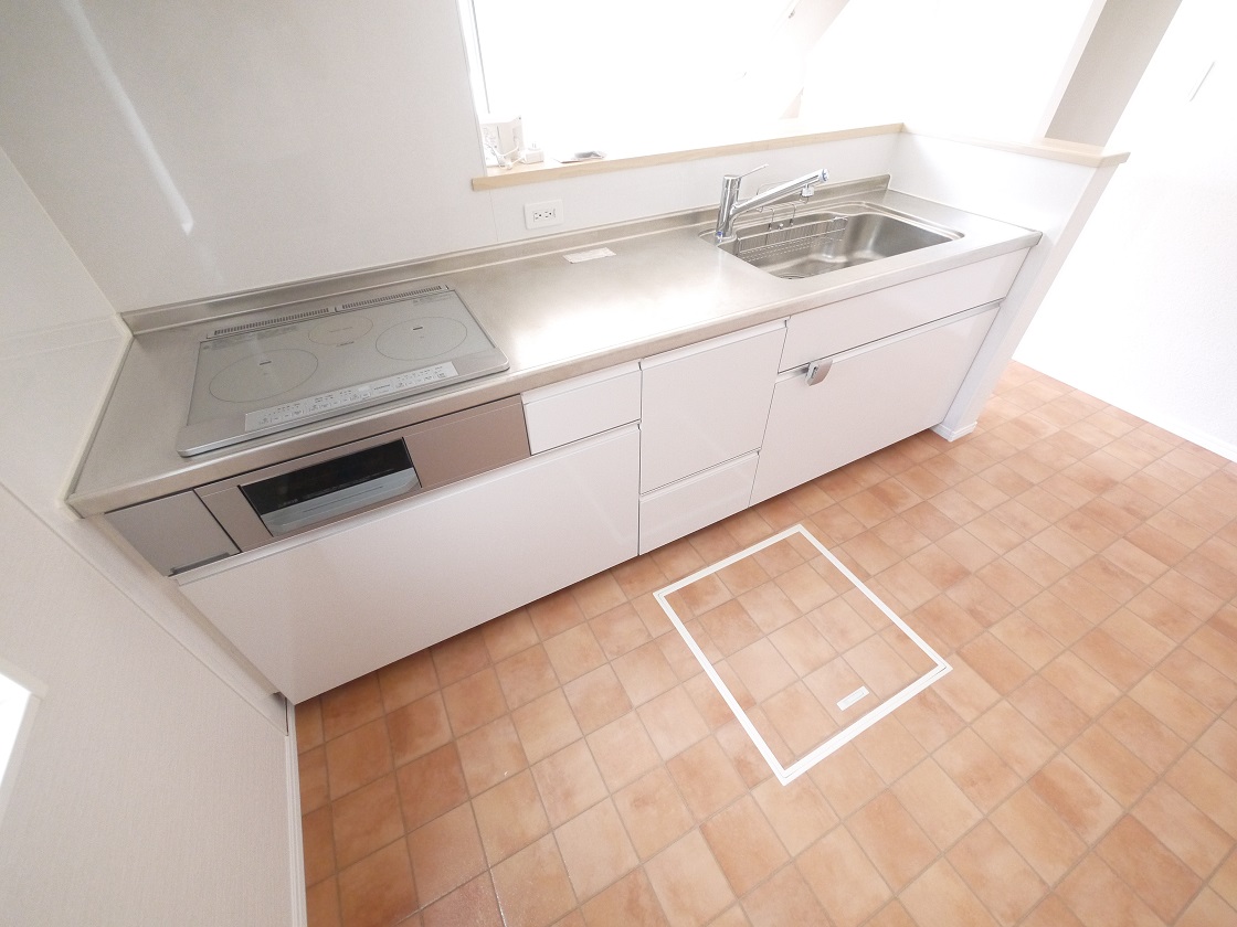 対面キッチンでママは手を休めずに、いつも一緒に家族のだんらんの時間を過ごせます