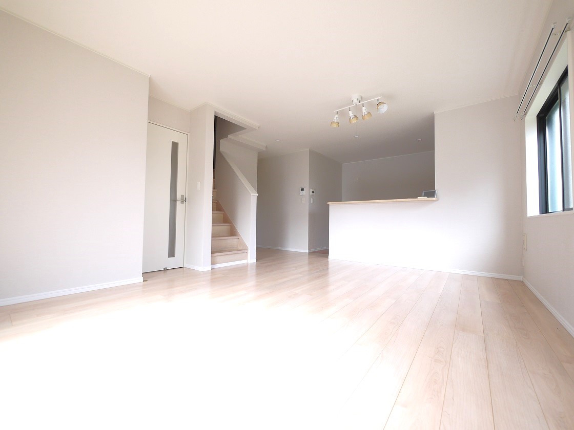 明るい陽差しが降り注ぐリビング ゆとりあふれる室内空間が心地よい暮らしを実現