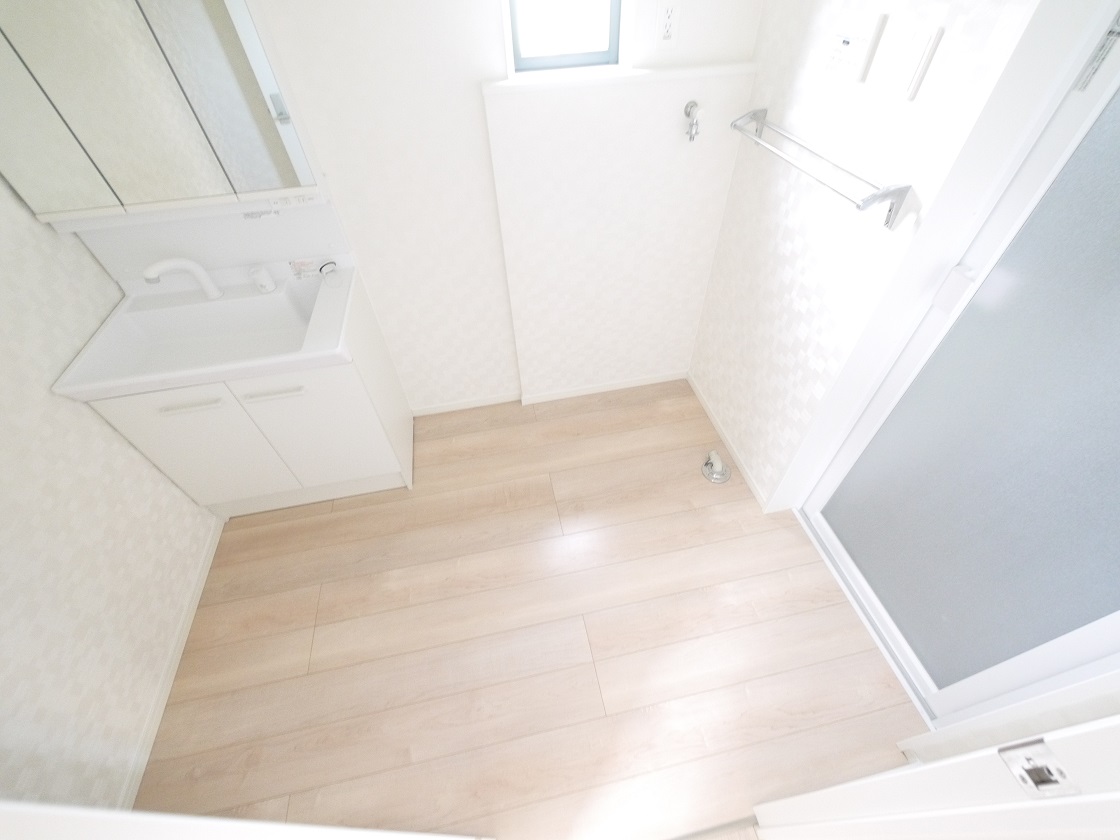 ご家族揃って身支度可能なゆとりの洗面室です