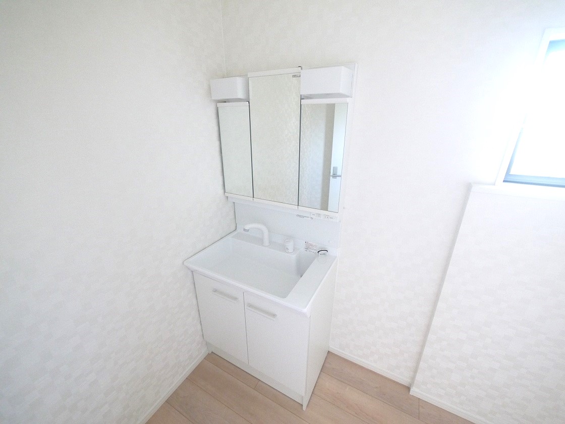 暮らしを快適に変えるシャワー付洗面台です