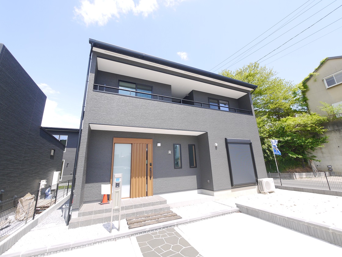 温かな陽射しがこぼれ風が通り抜ける住まい