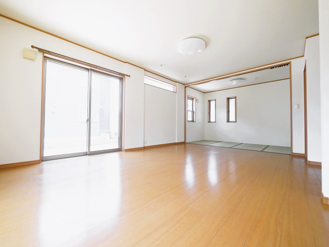 明るい陽差しが降り注ぐリビング ゆとりあふれる室内空間が心地よい暮らしを実現