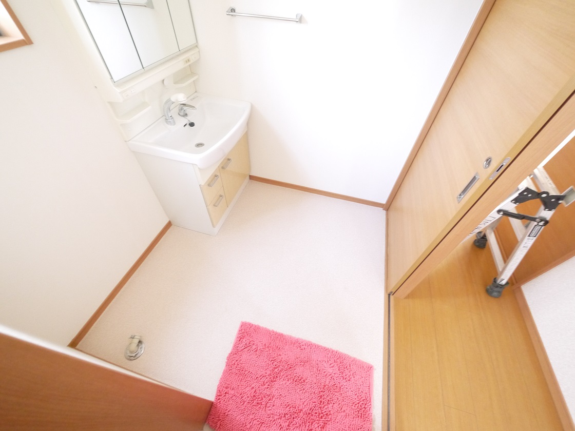 ご家族揃って身支度可能なゆとりの洗面室です