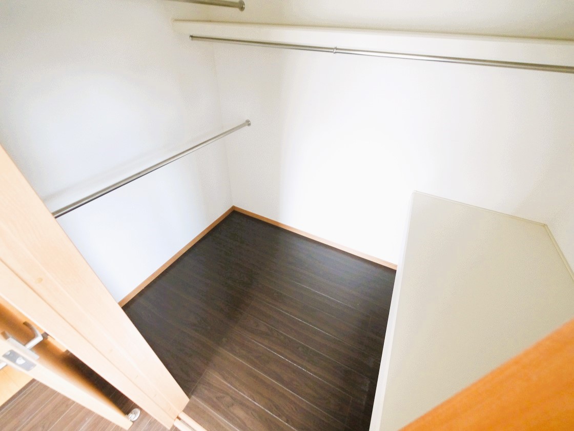 寝室には収納力豊富なウォークインクローゼットを設置 洋服や小物類など、目的に応じてすっきり美しい収納を実現します