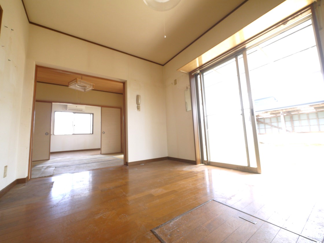 隣り合う和室を開放すれば、ひときわ広々とした空間になるダイニングです