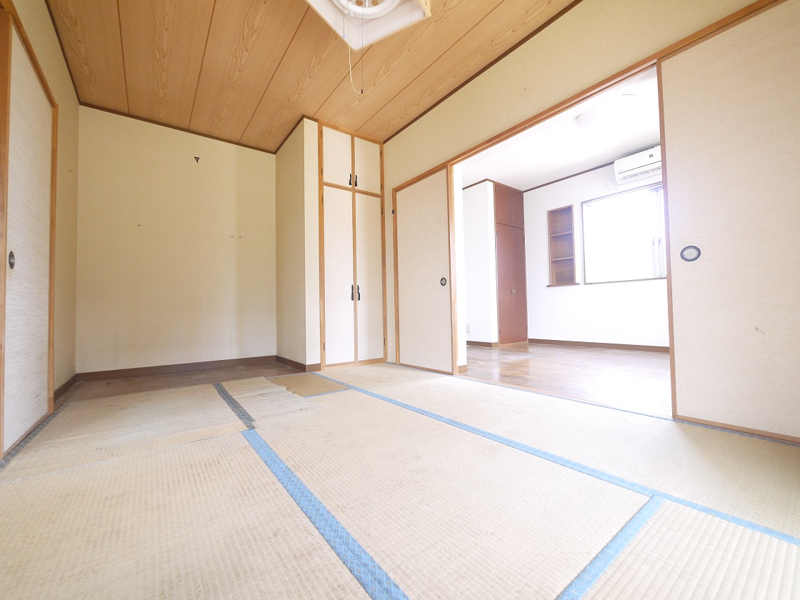 採光の良い6帖の和室はのんびりと寛げる空間です
