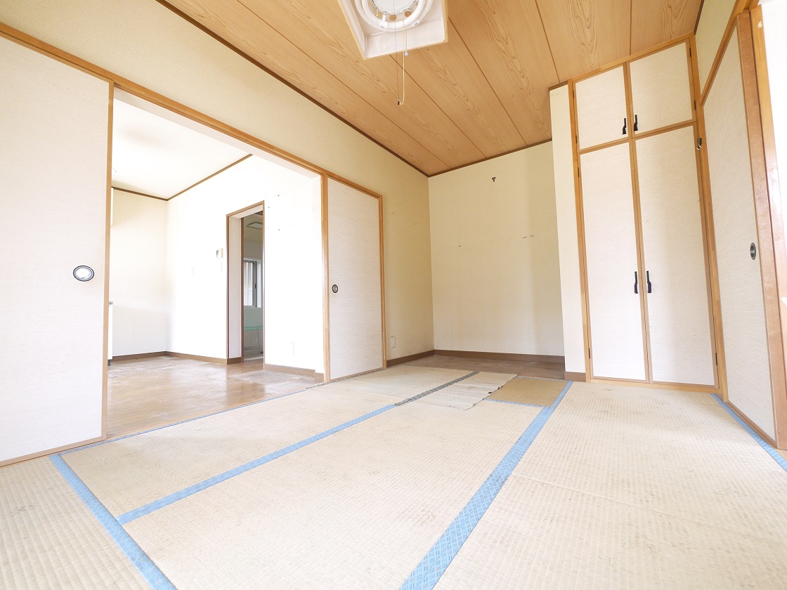 仕切りを開けると家族団らんの開放的空間。閉めれば固有のスペースが作れます