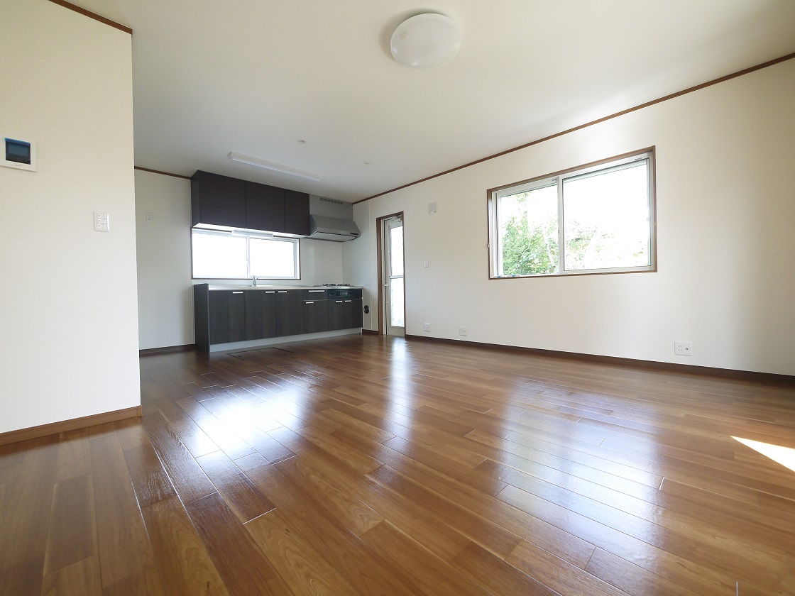 明るい陽差しが降り注ぐリビング ゆとりあふれる室内空間が心地よい暮らしを実現