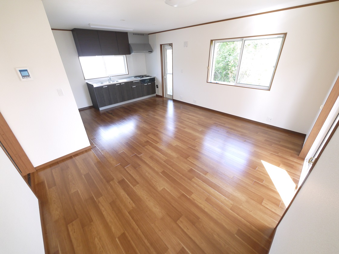 南からの陽光で、リビングが陽だまりの暖かさ、さらに爽やかな風も満喫