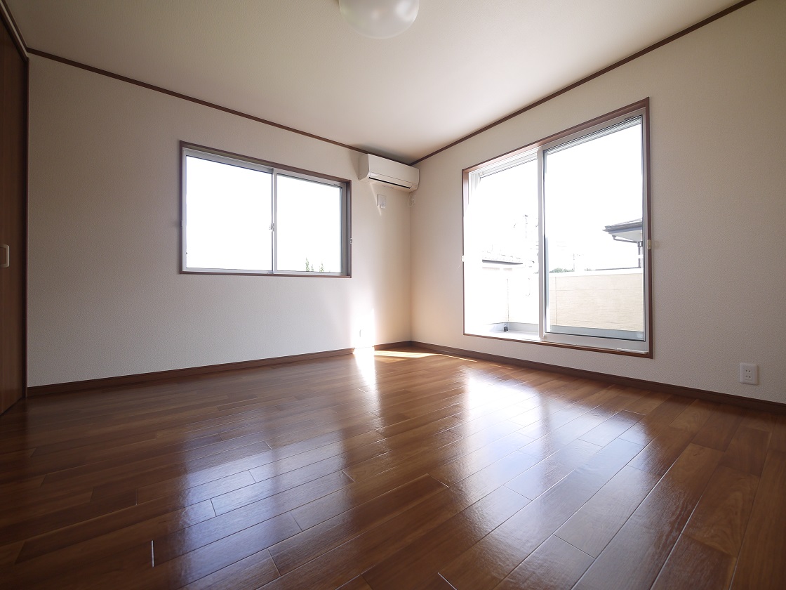 寛ぎの時間を紡ぎだす主寝室は8帖です 大型ベッドを置いても余裕があります