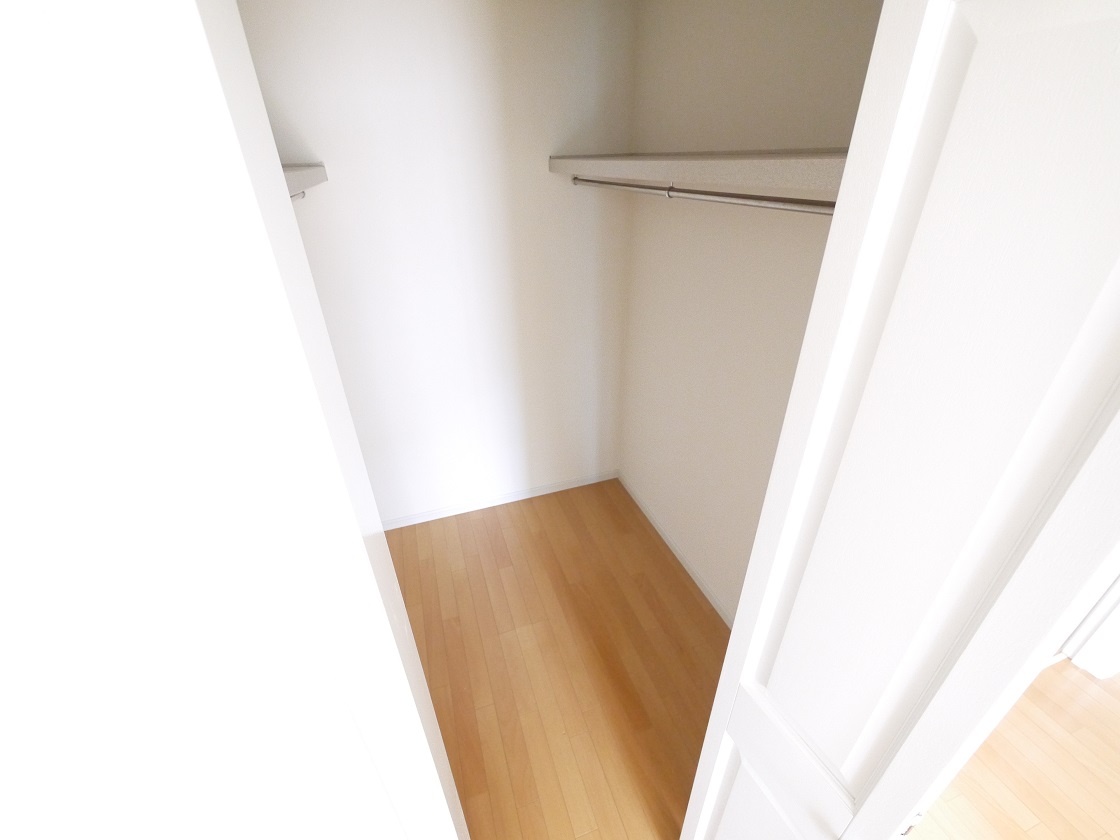 たっぷりの収納力を備えたウォ−クインクローゼットです