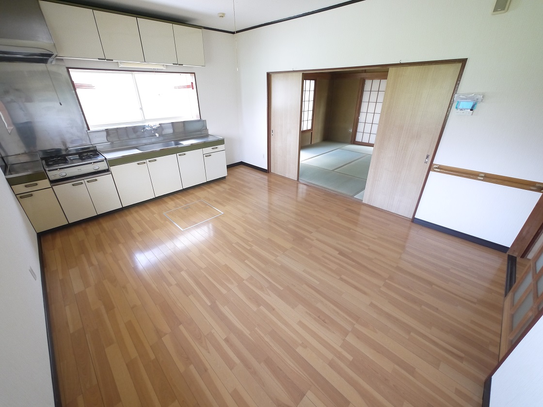 隣り合う和室を開放すれば、ひときわ広々とした空間になるリビングダイニング。