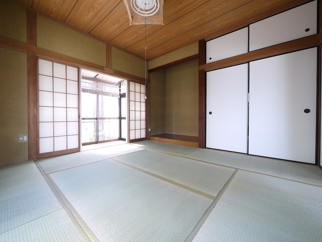 床の間付きの情緒漂う和室8帖です