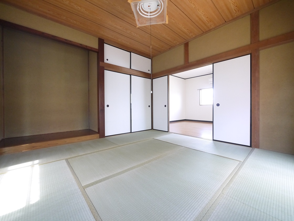 2WAYに使える和室。ふすまを開ければリビングと一体に。閉じれば独立した和室に。
