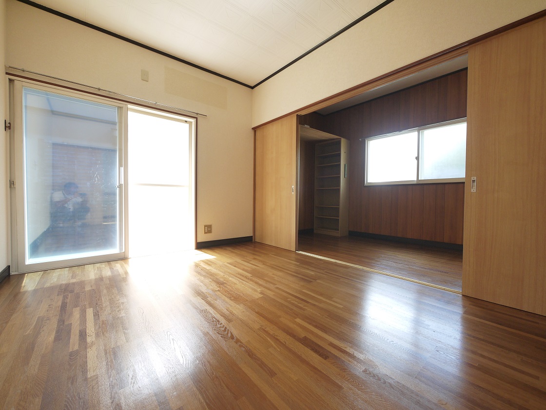 朝日がやさしく差し込む洋室6帖には4帖の納戸をご用意。
