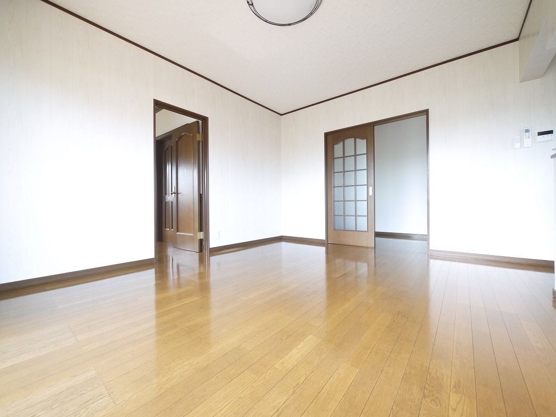 光と風がはいりこむ贅沢なゆとり空間。思わず裸足で歩きたくなるリビングです