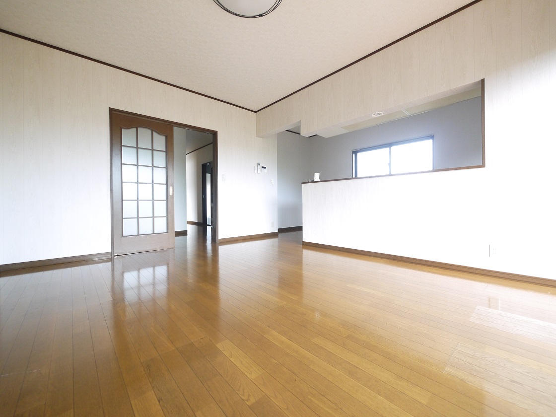 明るい陽差しが降り注ぐリビング ゆとりあふれる室内空間が心地よい暮らしを実現