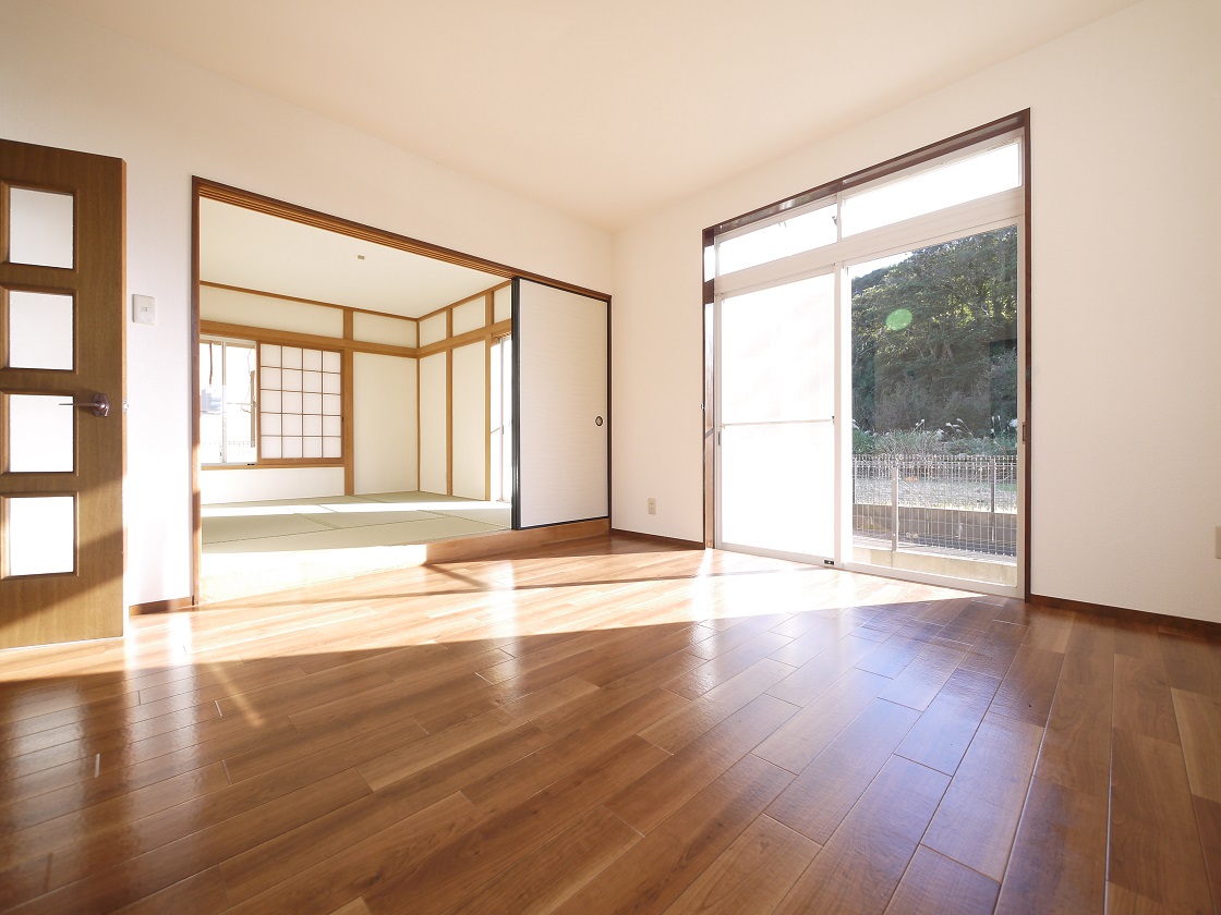 隣り合う和室を開放すれば、ひときわ広々とした空間になるリビングダイニング。