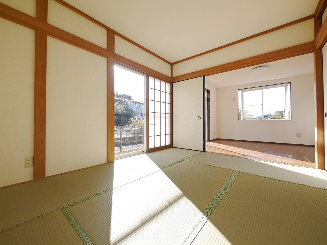 2WAYに使える和室。ふすまを開ければリビングと一体に。閉じれば独立した和室に。お客様の宿泊にも対応できる頼もしい空間です。