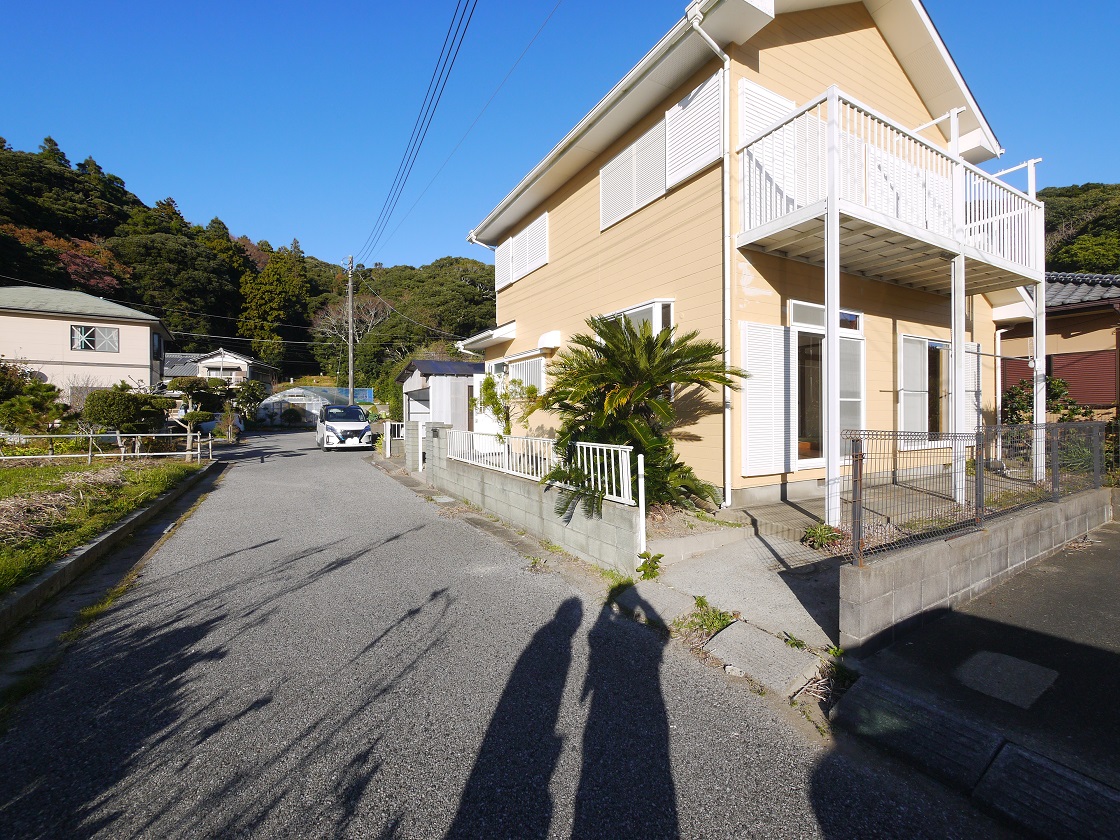 前面道路です
