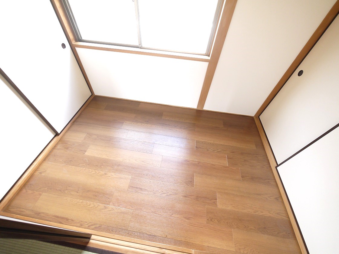 収納力豊富な納戸を設置 洋服や小物類など、目的に応じてすっきり美しい収納を実現します