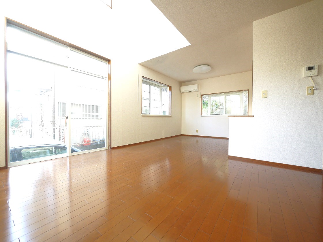 明るい陽差しが降り注ぐリビング ゆとりあふれる室内空間が心地よい暮らしを実現