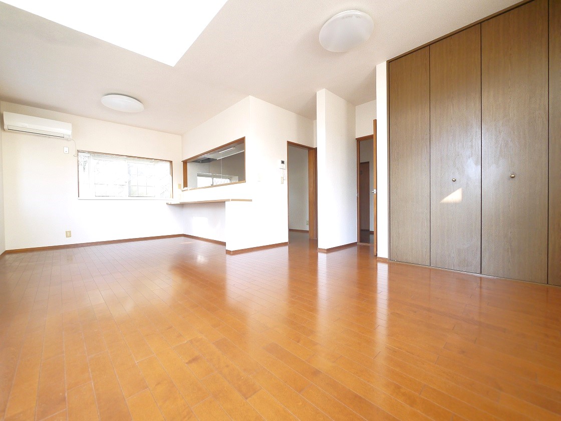 南からの陽光で、リビングが陽だまりの暖かさ、さらに爽やかな風も満喫