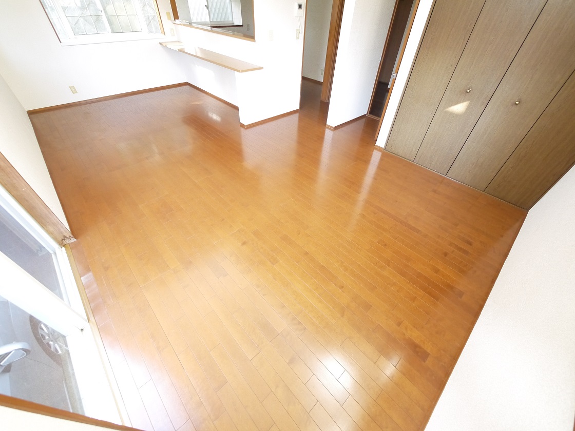 光と風がはいりこむ贅沢なゆとり空間。思わず裸足で歩きたくなるリビングです